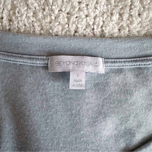 Beyond Yoga deep V soft tee Sm - Picture 4 of 5